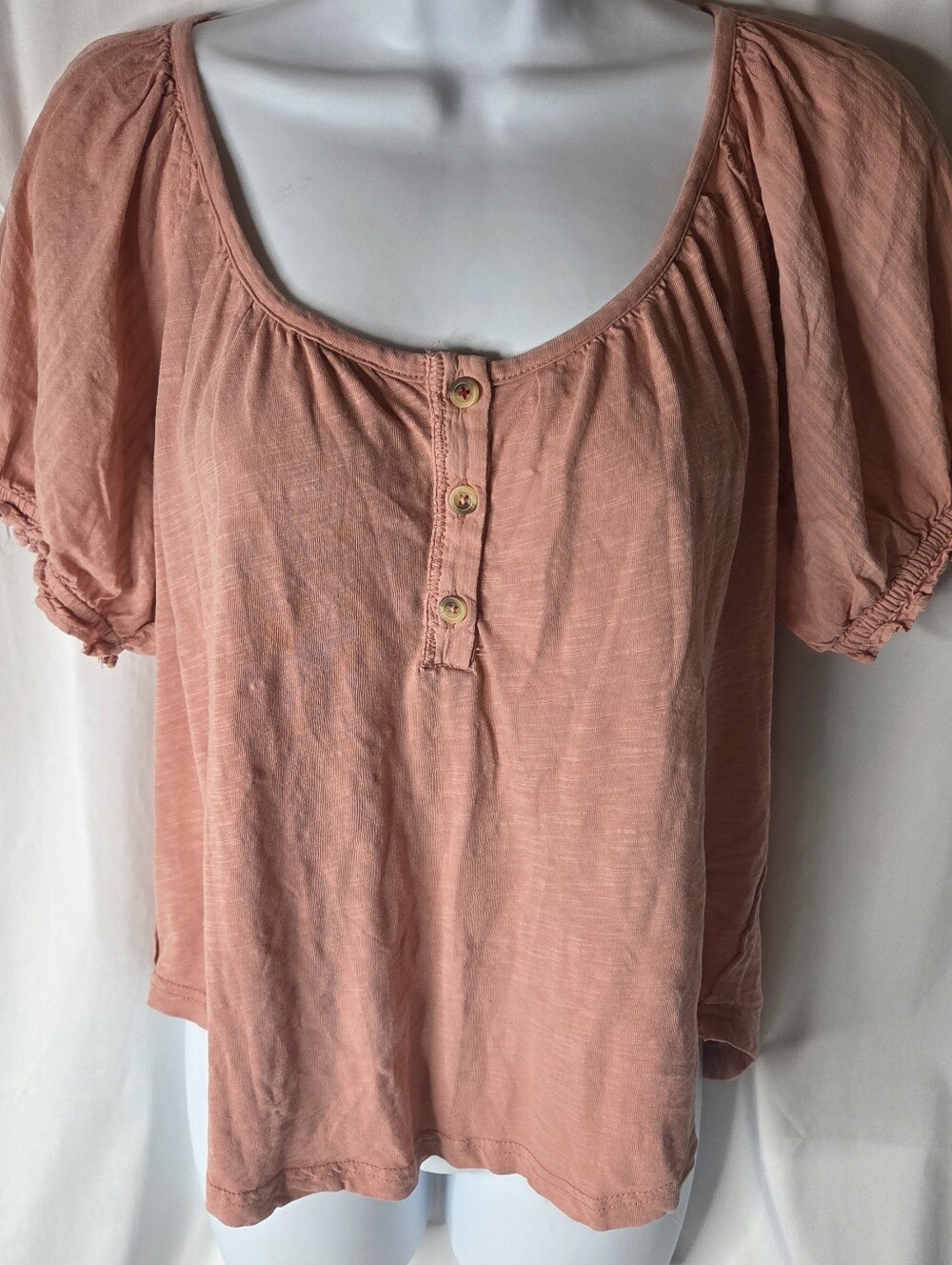 Anthropologie Pilcro M Women’s Coral Puff Scoop Neck Button Front Top